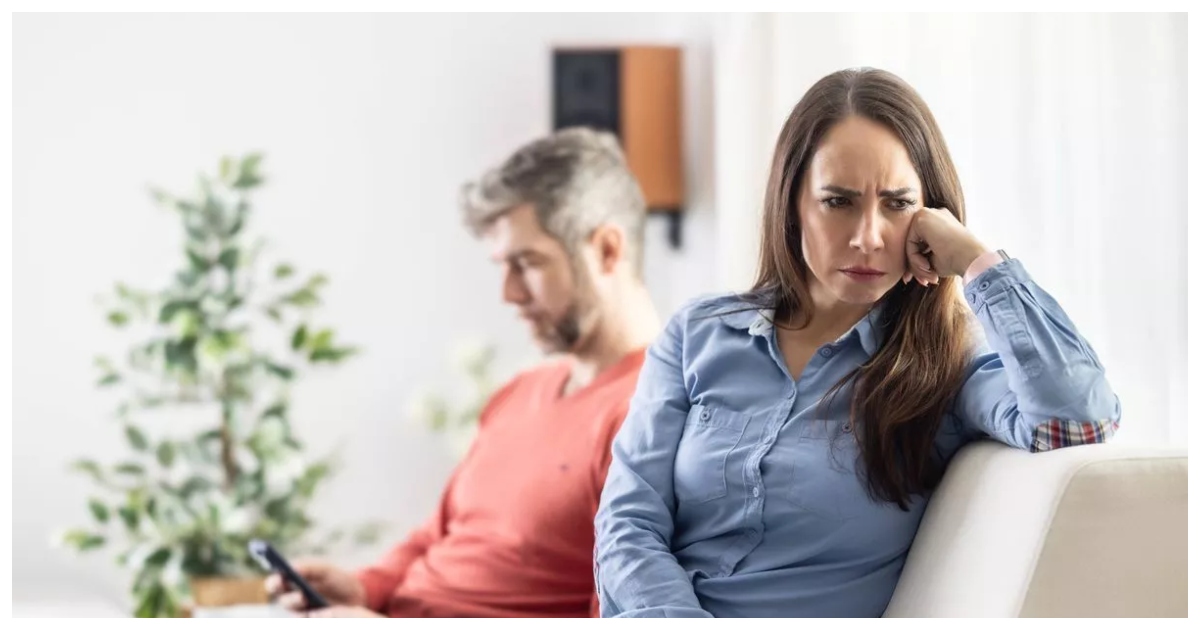 দম্পতির দেহভঙ্গি তাদের কথার চেয়েও অনেক কিছু প্রকাশ করে। ছবি: দ্য মিরর